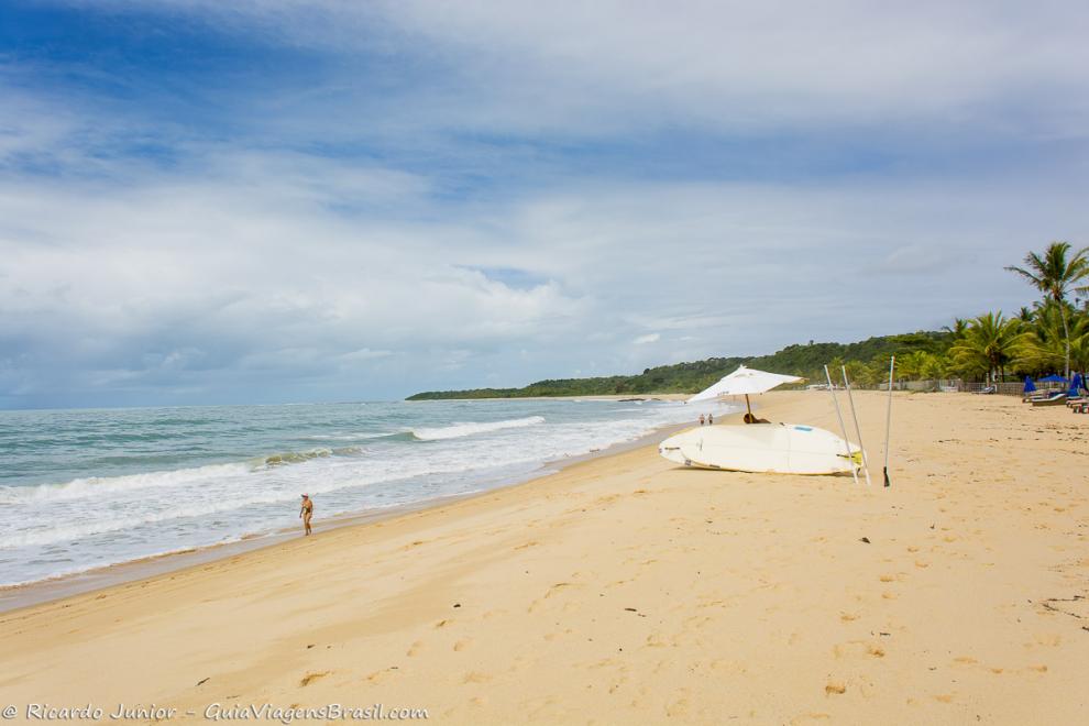 Imagem da orla da Praia dos Coqueiros.